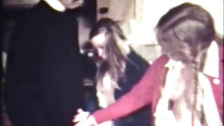 Младо момиче български момичета порно използва вибратор с две издънки за мастурбация
