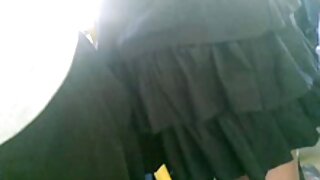 Груба свирка с очила за видео българско аматьорско порно позира с петел в устата