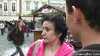 Млада блондинка български порно клипове се радва на камера за любителите на еротиката